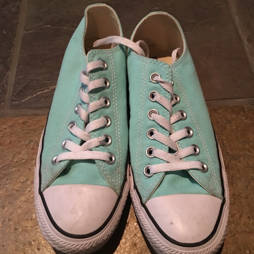 Women’s converse size 7 in sea foam green